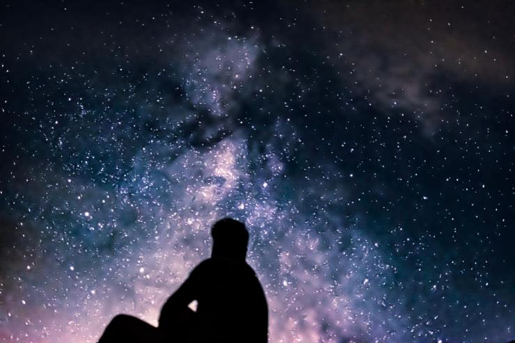 Ombra di una persona che guarda le stelle