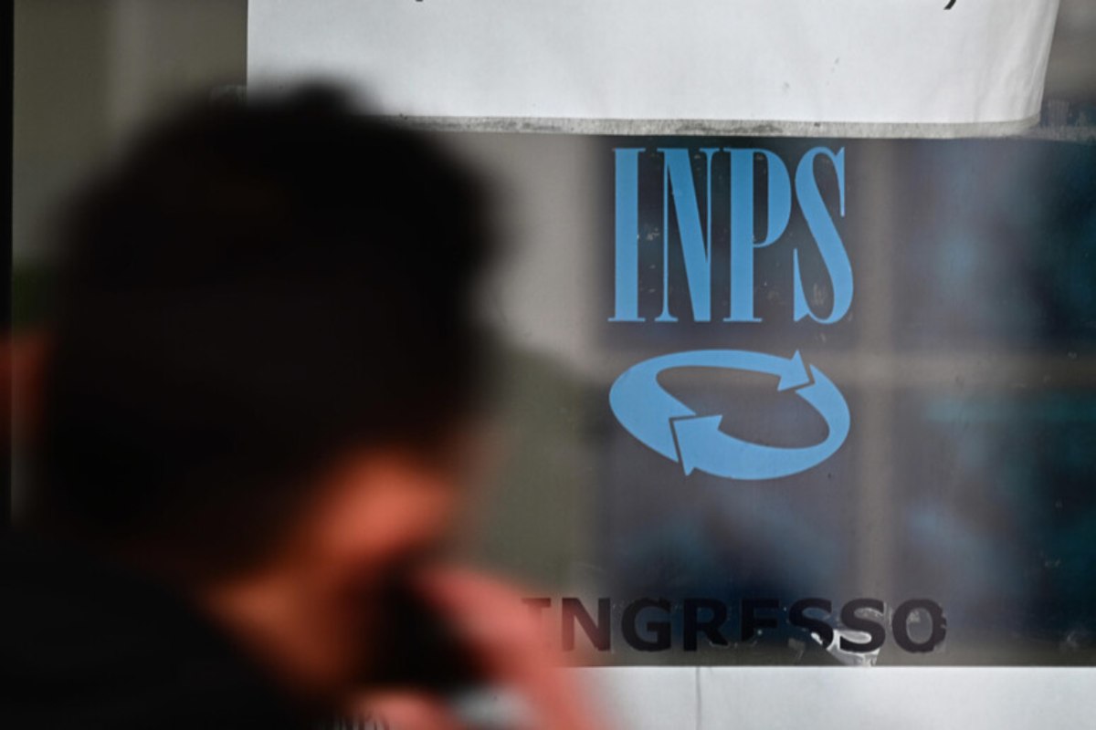 Il logo nell'INPS su una vetrata di un ufficio