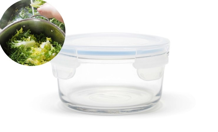 contenitore in vetro e insalata