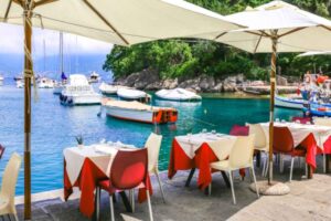 Tavolini sul mare di un ristorante a Portofino