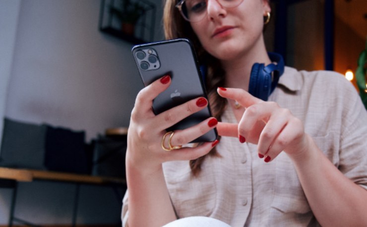 Ragazza che controlla la cartella di salvataggio dei messaggi WhatsApp