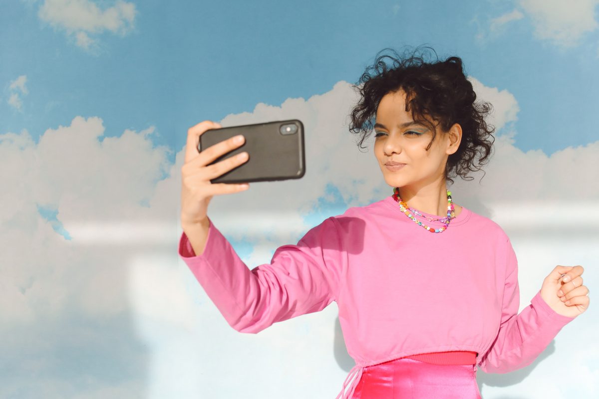 persona scatta selfie