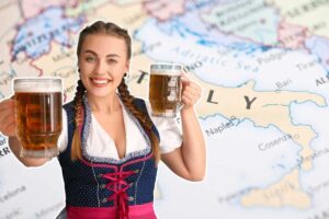donna con boccali di birra in mano e cartina dell'italia alle spalle