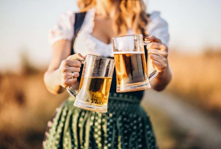 donna con due boccali di birra