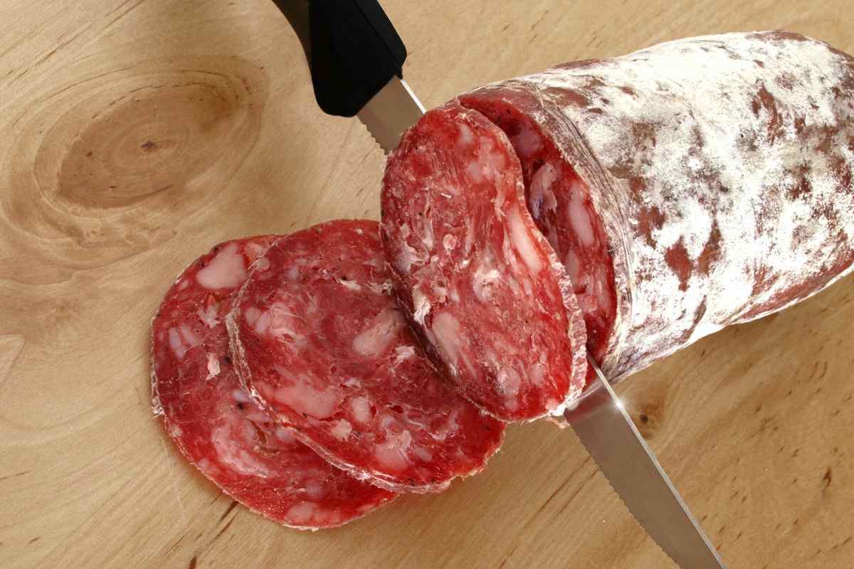 Salame tagliato coltello