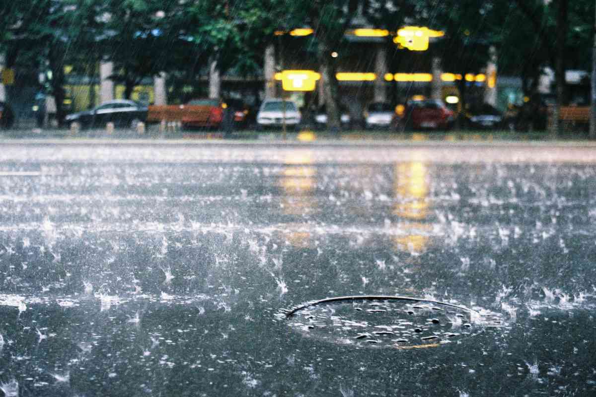 città sotto la pioggia