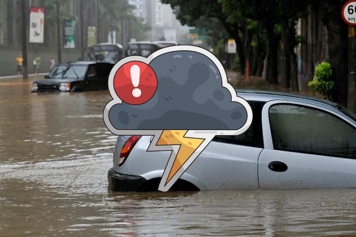 strada alluvionata e segnale di forti temporali