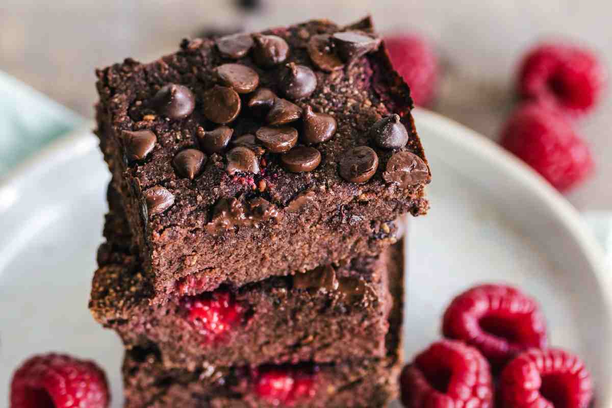 Dei brownie con lamponi