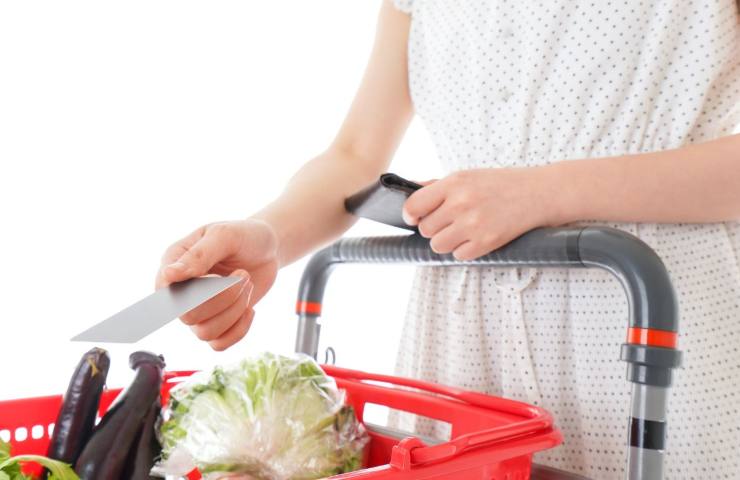 donna con carrello per la spesa