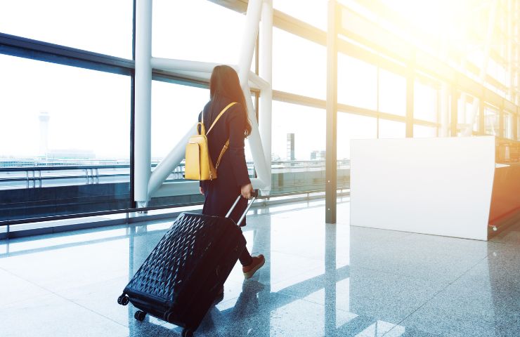 donna in aeroporto con valigia