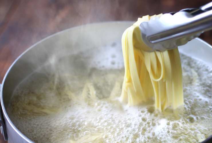 pentola di acqua con gli spaghetti