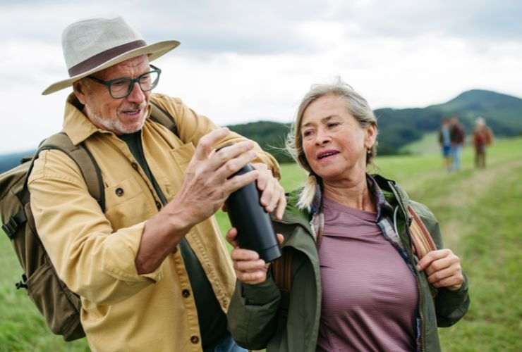 coppia in mezzo alla natura