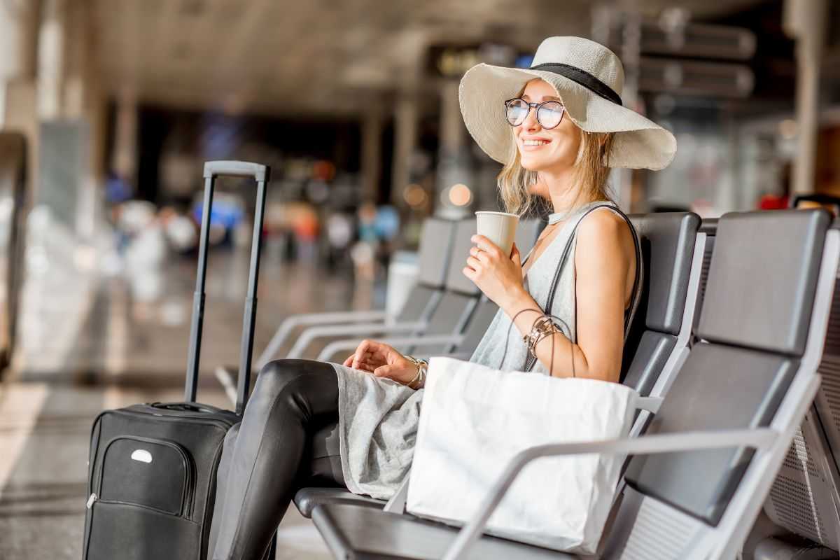 donna sorridente in aeroporto