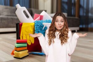 donna che non sa cosa fare e prodotti per la pulizia di casa
