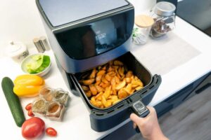 Friggitrice ad aria con patate nel cestello