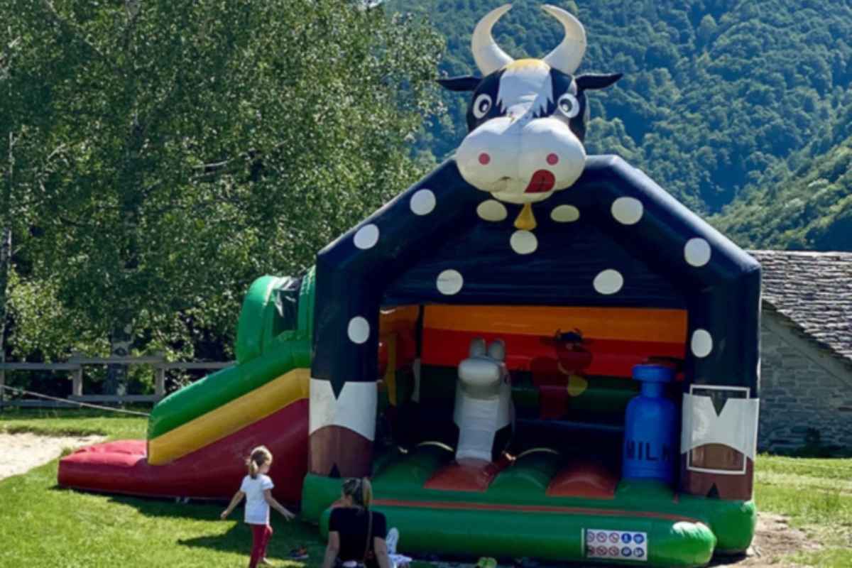 Scivolo gonfiabile a forma di mucca del Kinder Park Domobianca