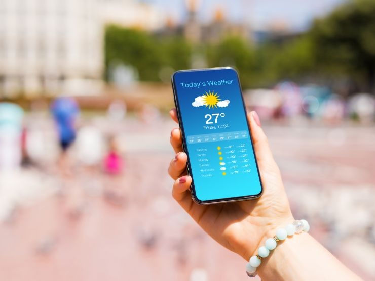 donna che controlla il meteo dallo smartphone