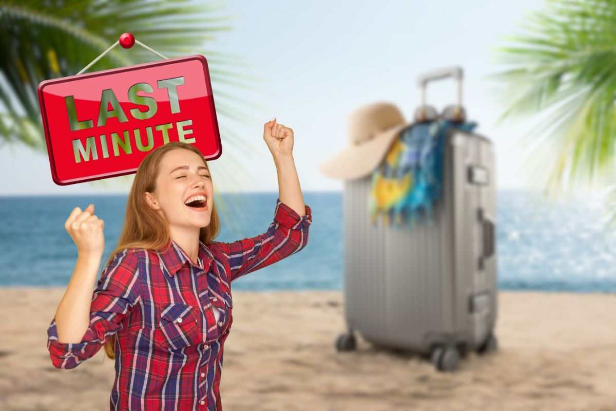 valigia in posto paradisiaco, donna che esulta e cartello last minute