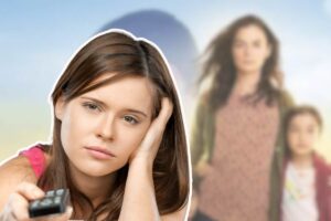 ragazza in primo piano con telecomando e poster la forza di una donna come sfondo