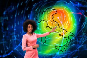donna che mostra previsioni meteo italia