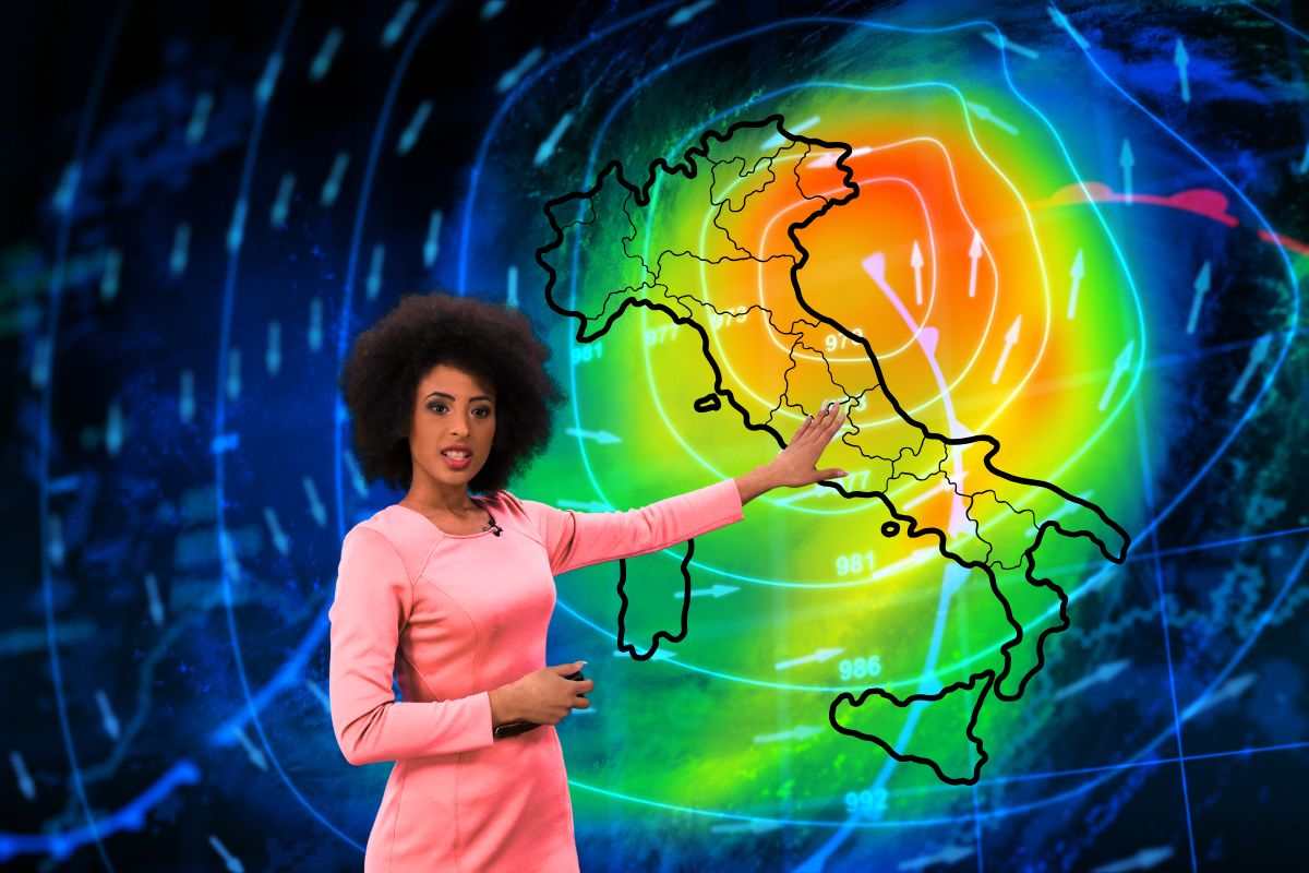 donna che mostra previsioni meteo italia