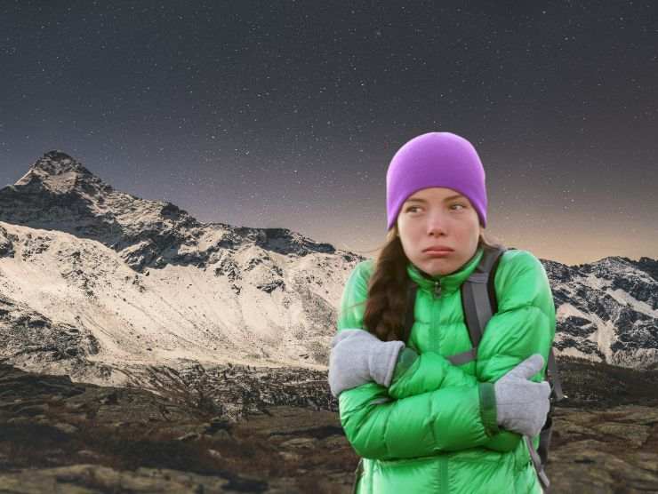 montagne innevate e donna infreddolita