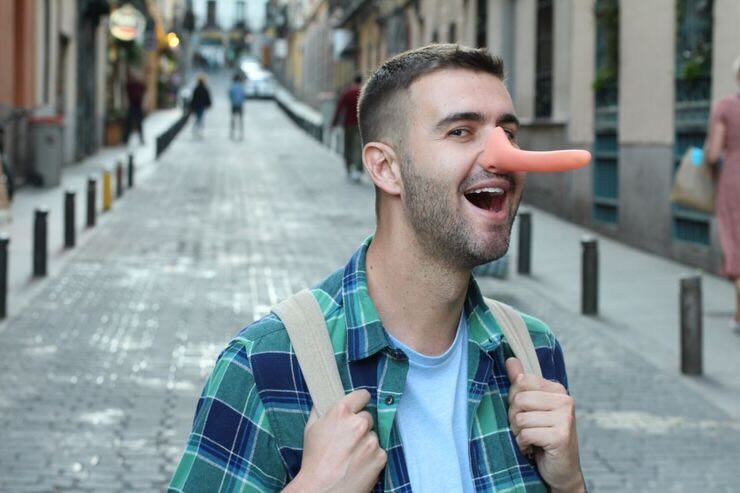 uomo con naso lungo