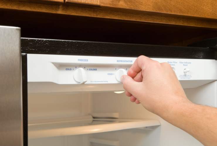 sistemare la manopola del frigo
