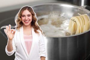 donna che fa segno 'ok' e pentola con gli spaghetti
