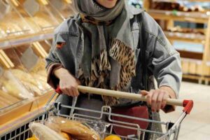 Un carrello della spesa nel supermercato