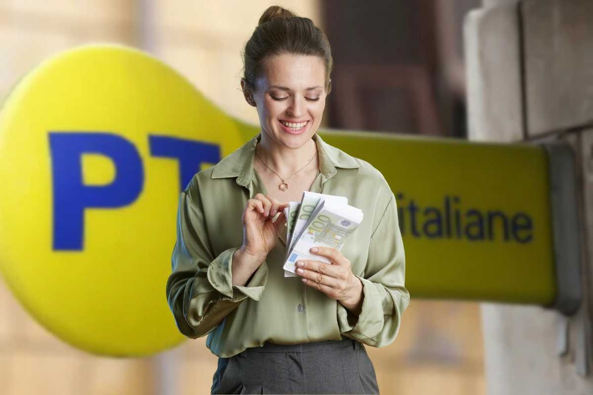 Donna con banconote in mano, insegna Poste Italiane