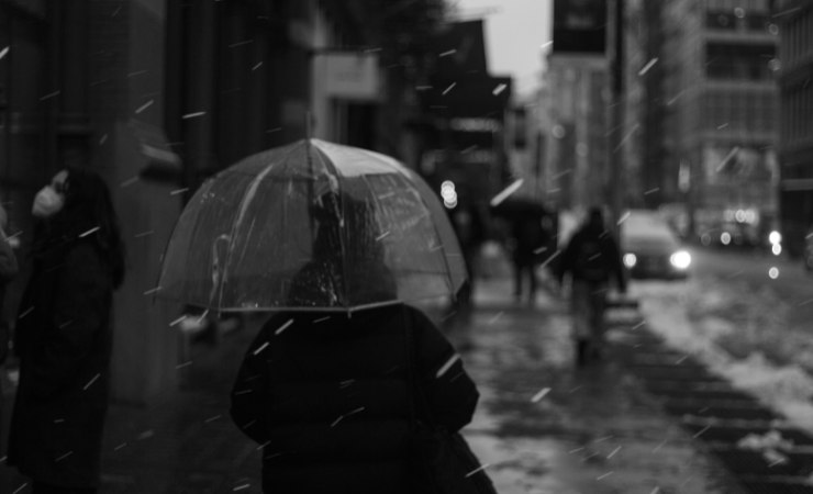 persona sotto pioggia
