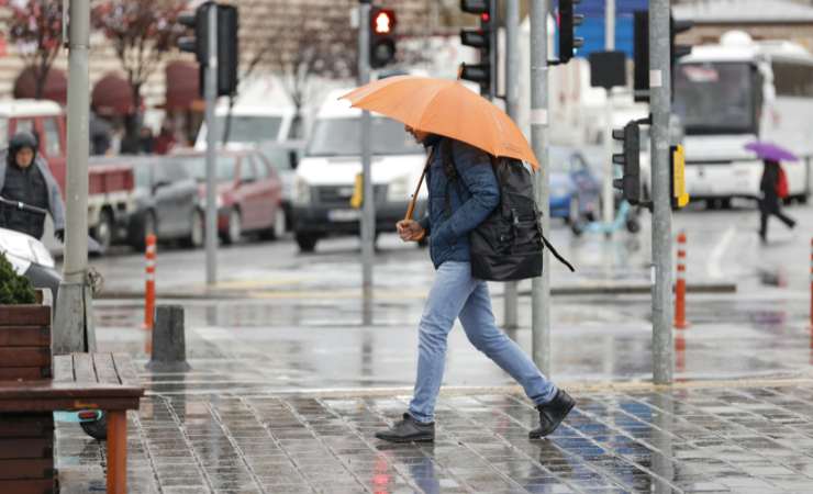 persona cammina mentre piove