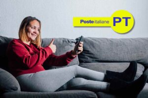 Ragazza che scarica una raccomandata online dal proprio telefono. Logo Poste Italiane