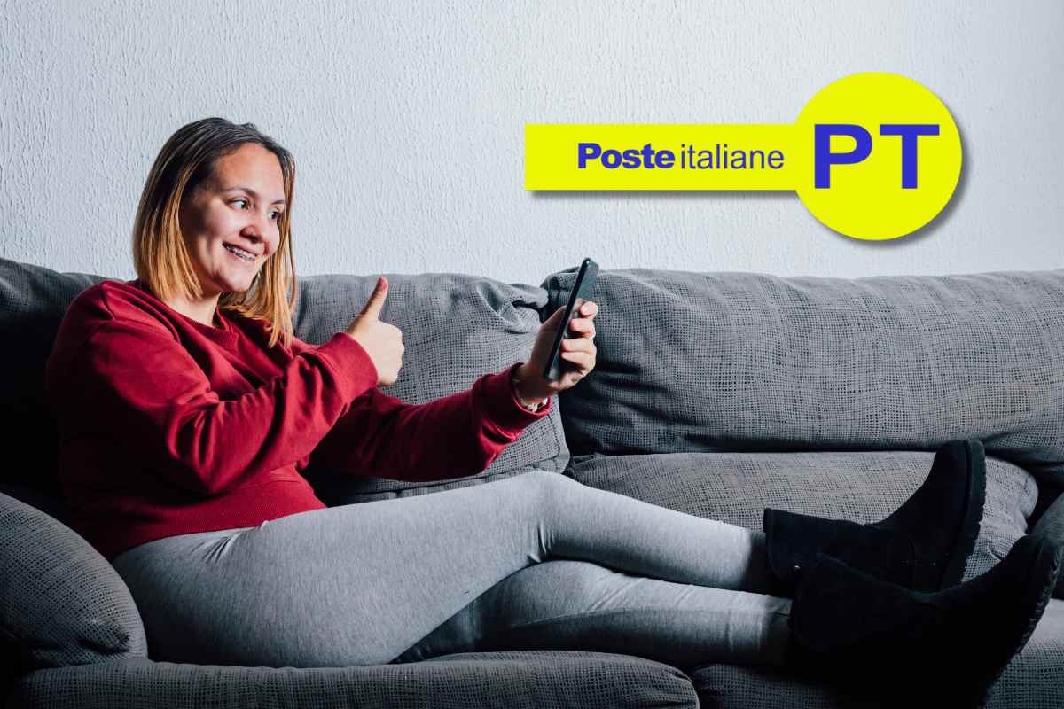 Ragazza che scarica una raccomandata online dal proprio telefono. Logo Poste Italiane