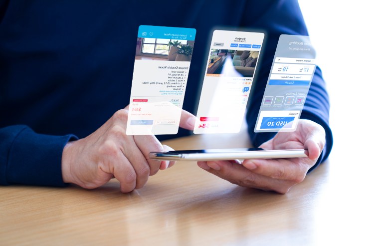 Persona che prenota un viaggio con lo smartphone