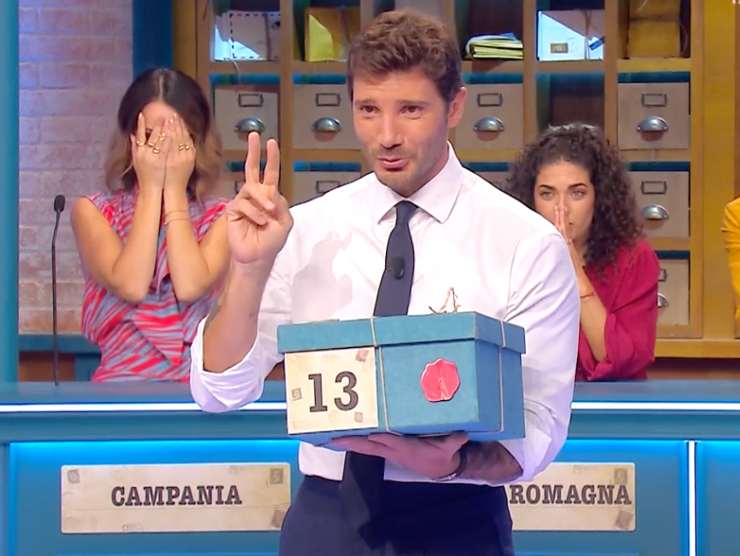 stefano de martino nello studio di affari tuoi 