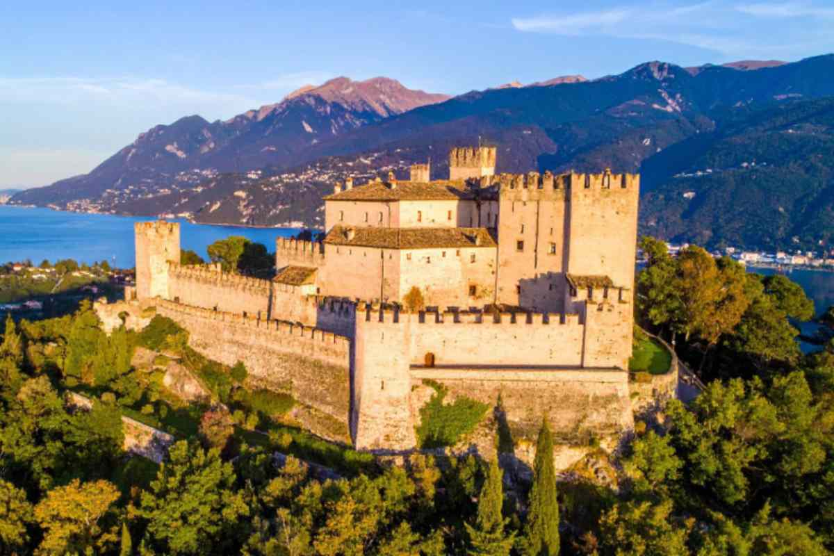 veduta dall'alto del castello Scaligero di Sirmione