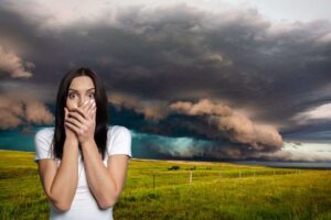donna spaventa e temporale in arrivo