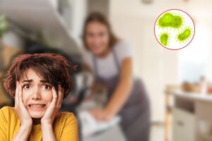 donna pulisce cucina, un'altra spaventata e germi in icona