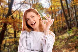 ragazza in primo piano e paesaggio autunnale