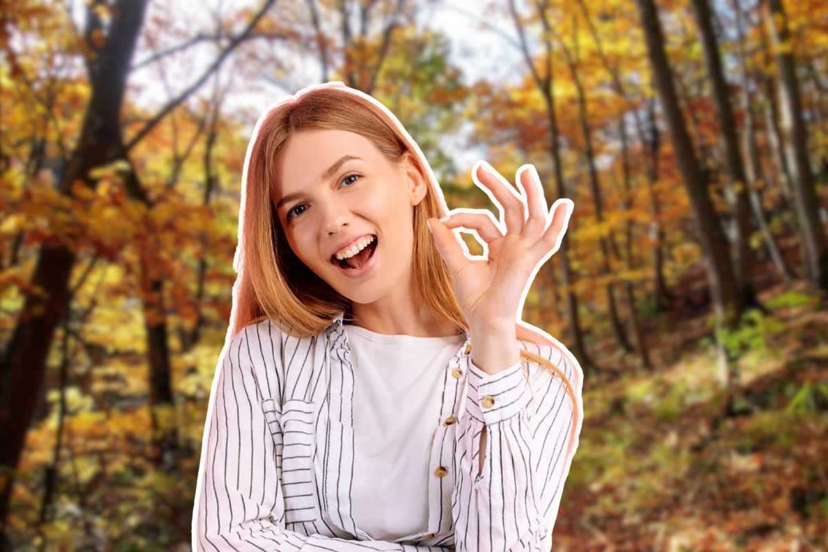 ragazza in primo piano e paesaggio autunnale