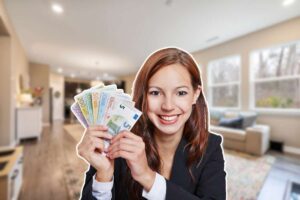 soggiorno casa e donna sorridente con soldi in mano