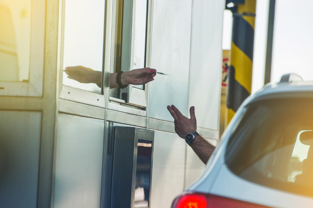 uomo che paga autostrada