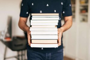 uomo con libri in mano