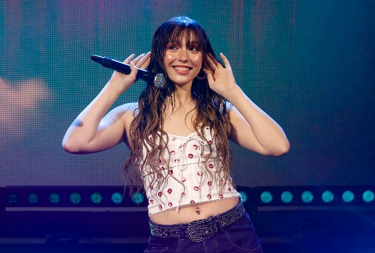 sarah toscano sorridente sul palco 