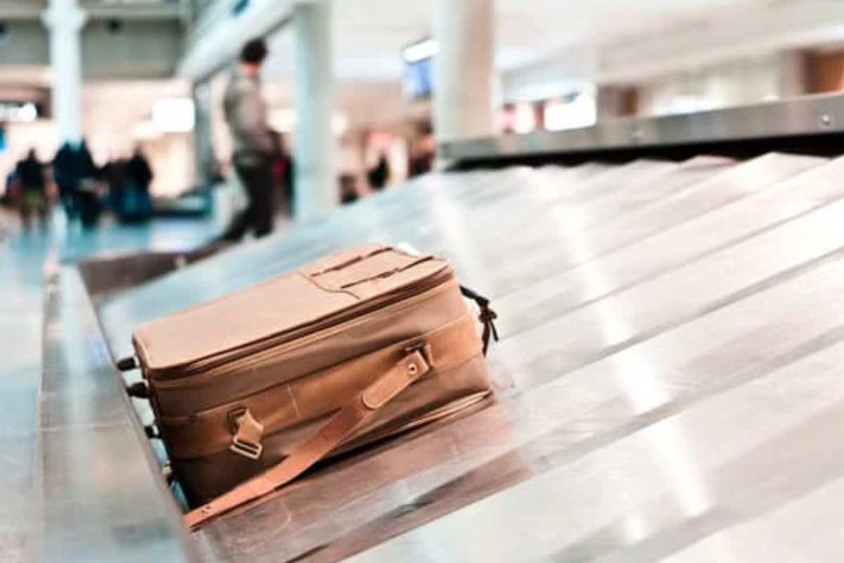 Bagaglio marrone sul nastro trasportatore