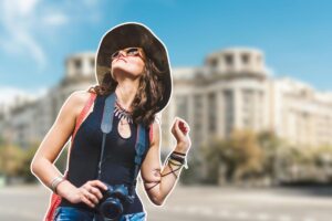 ragazza in primo piano e paesaggio sul fondo