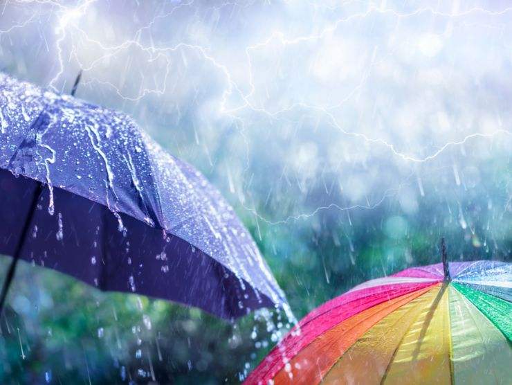 due ombrelli sotto la pioggia