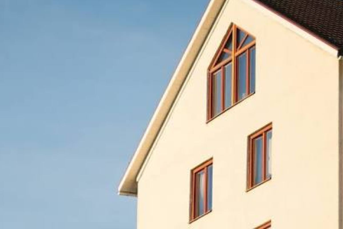 Il tetto spiovente di una casa